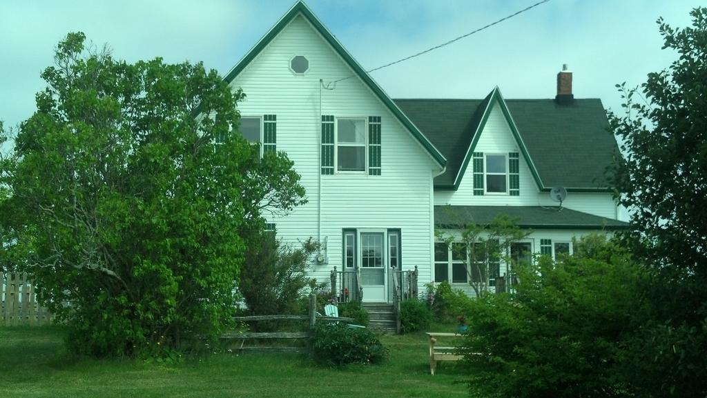 Lovely Green Gable Home Miscouche Exterior foto