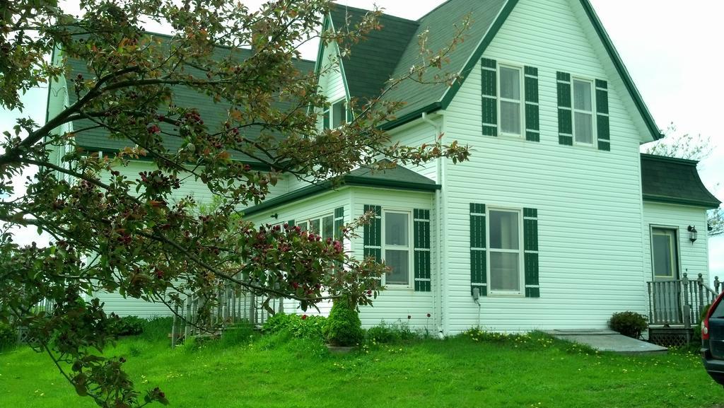 Lovely Green Gable Home Miscouche Exterior foto