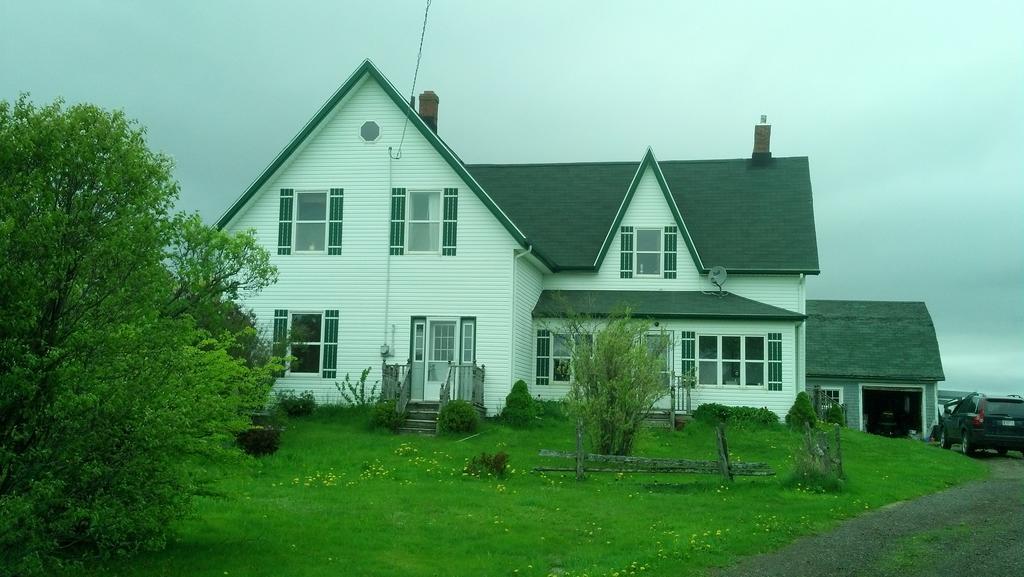 Lovely Green Gable Home Miscouche Exterior foto
