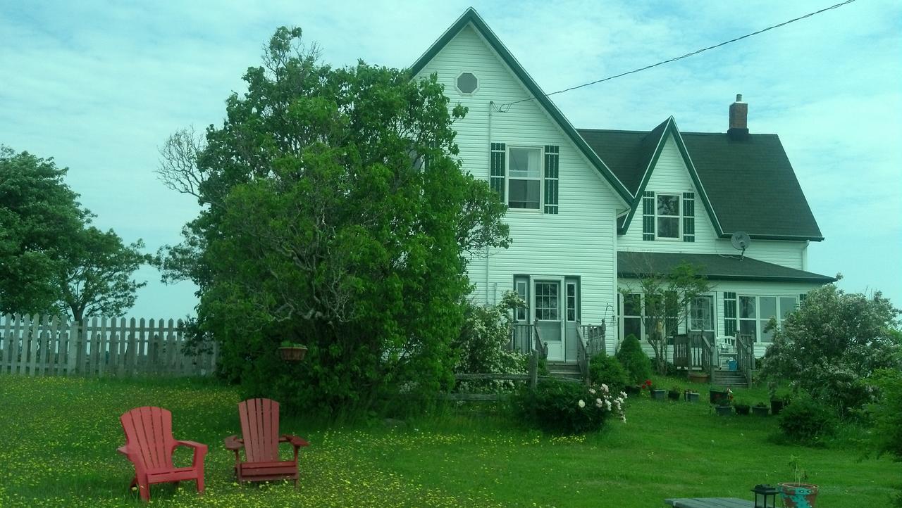 Lovely Green Gable Home Miscouche Exterior foto