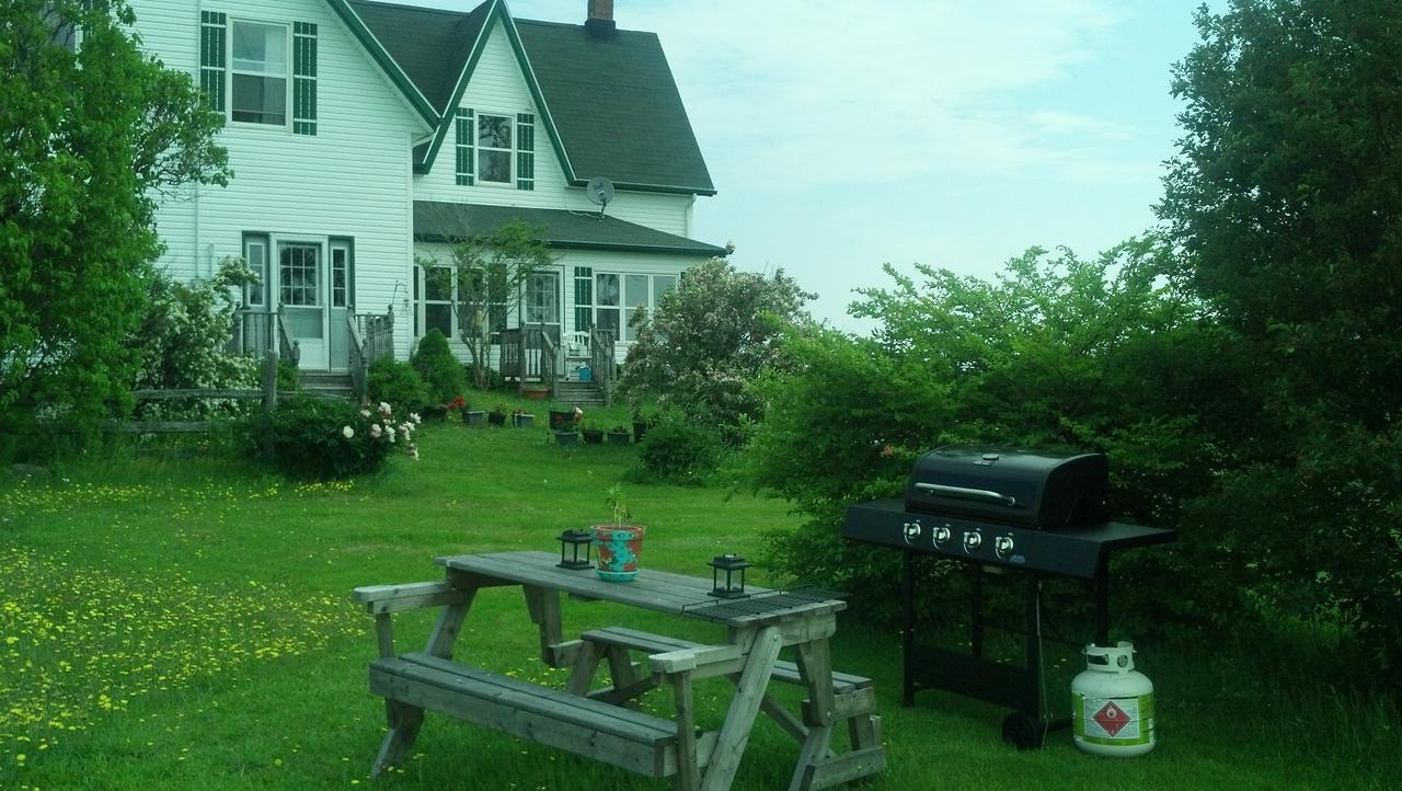 Lovely Green Gable Home Miscouche Exterior foto
