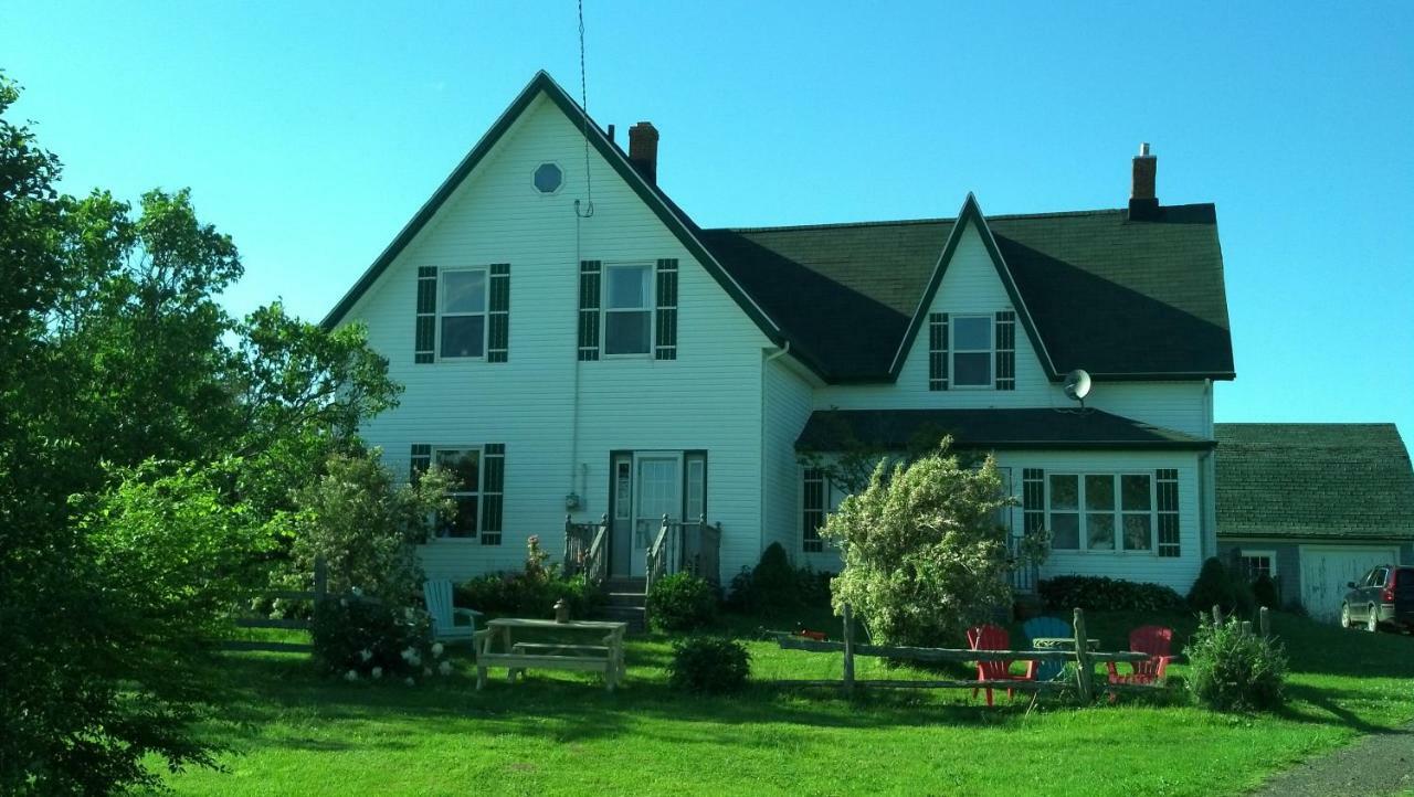 Lovely Green Gable Home Miscouche Exterior foto
